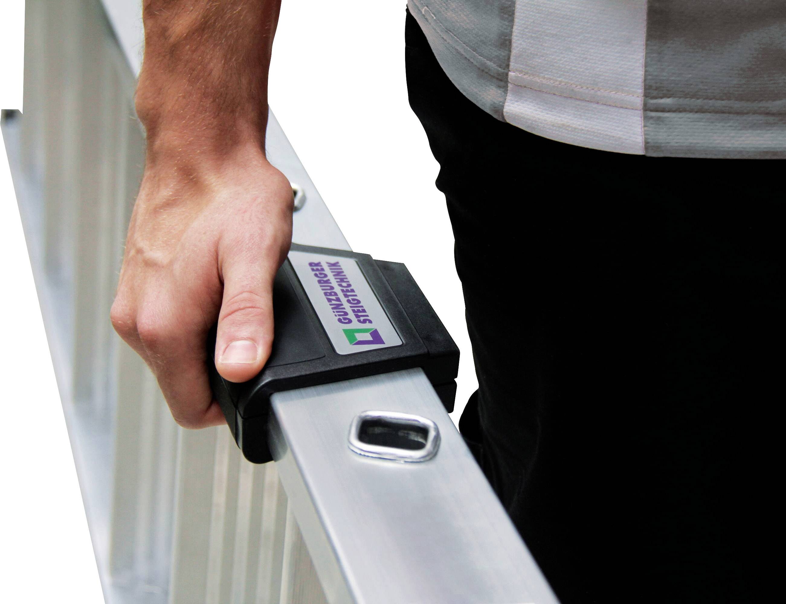 Eine Hand hält eine Aluminiumleiter, die eine Plakette mit der Aufschrift 'Gütesiegel Sicherheit' trägt.