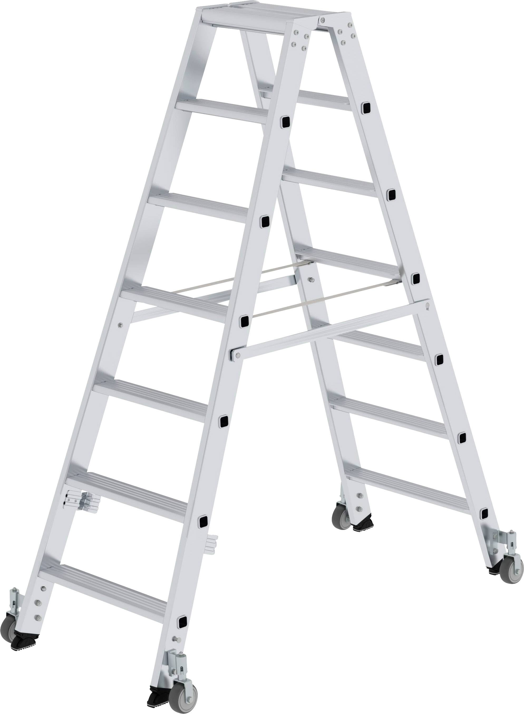 Eine silberne Trittleiter mit neun Stufen und Rollen an den Füßen. Sie ist freistehend und im geöffneten Zustand zu sehen.