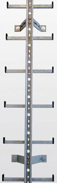 Metalldachleiter vertikal an einem Dach montiert, mit mehreren Stufen für den Zugang zu höher gelegenen Bereichen.