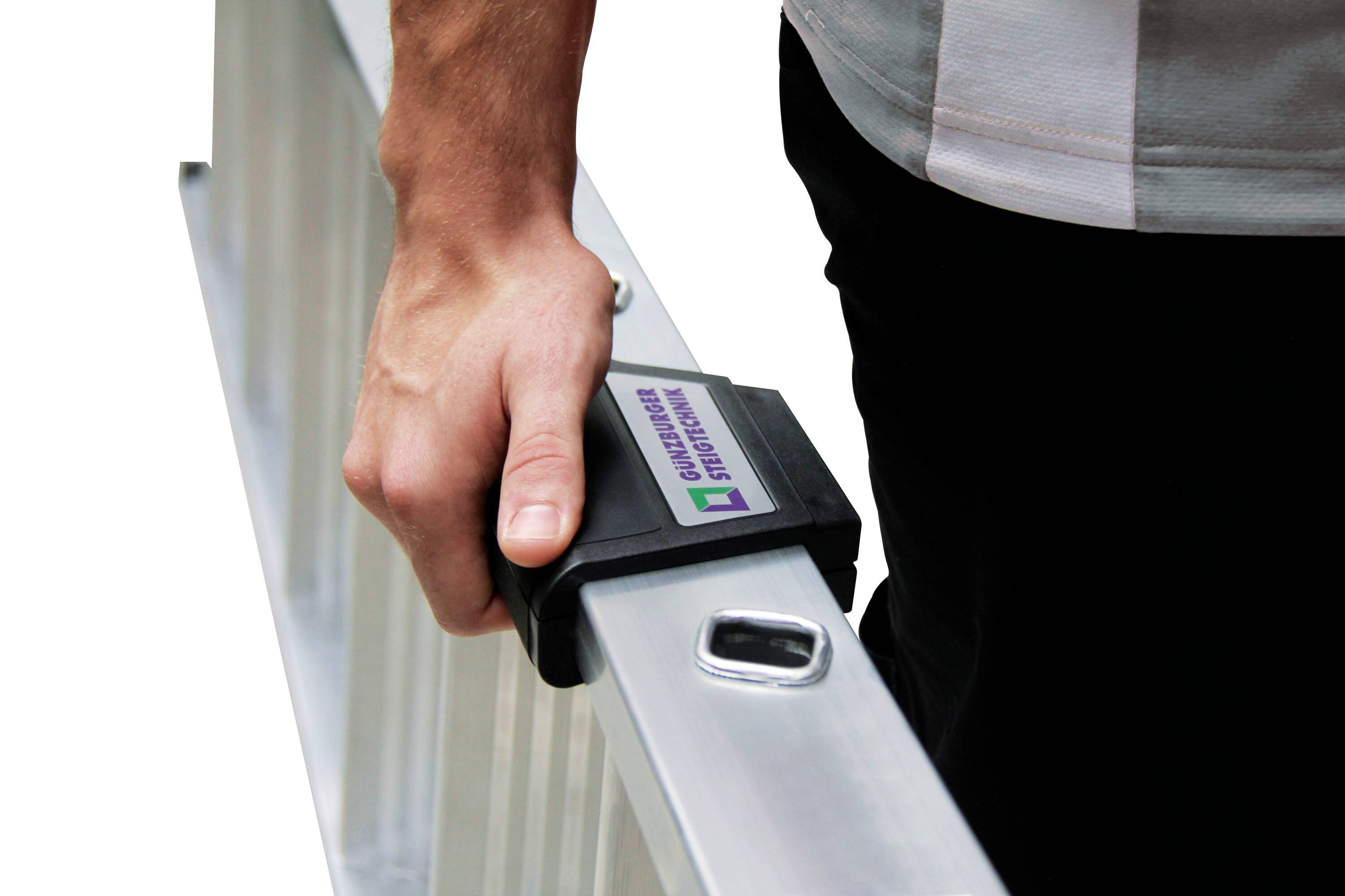 Eine Person hält eine Aluminiumleiter mit einer Hand am schwarzen Griff an der Seite. Die Hand ist leicht geballt, die Leiter ist silbern.