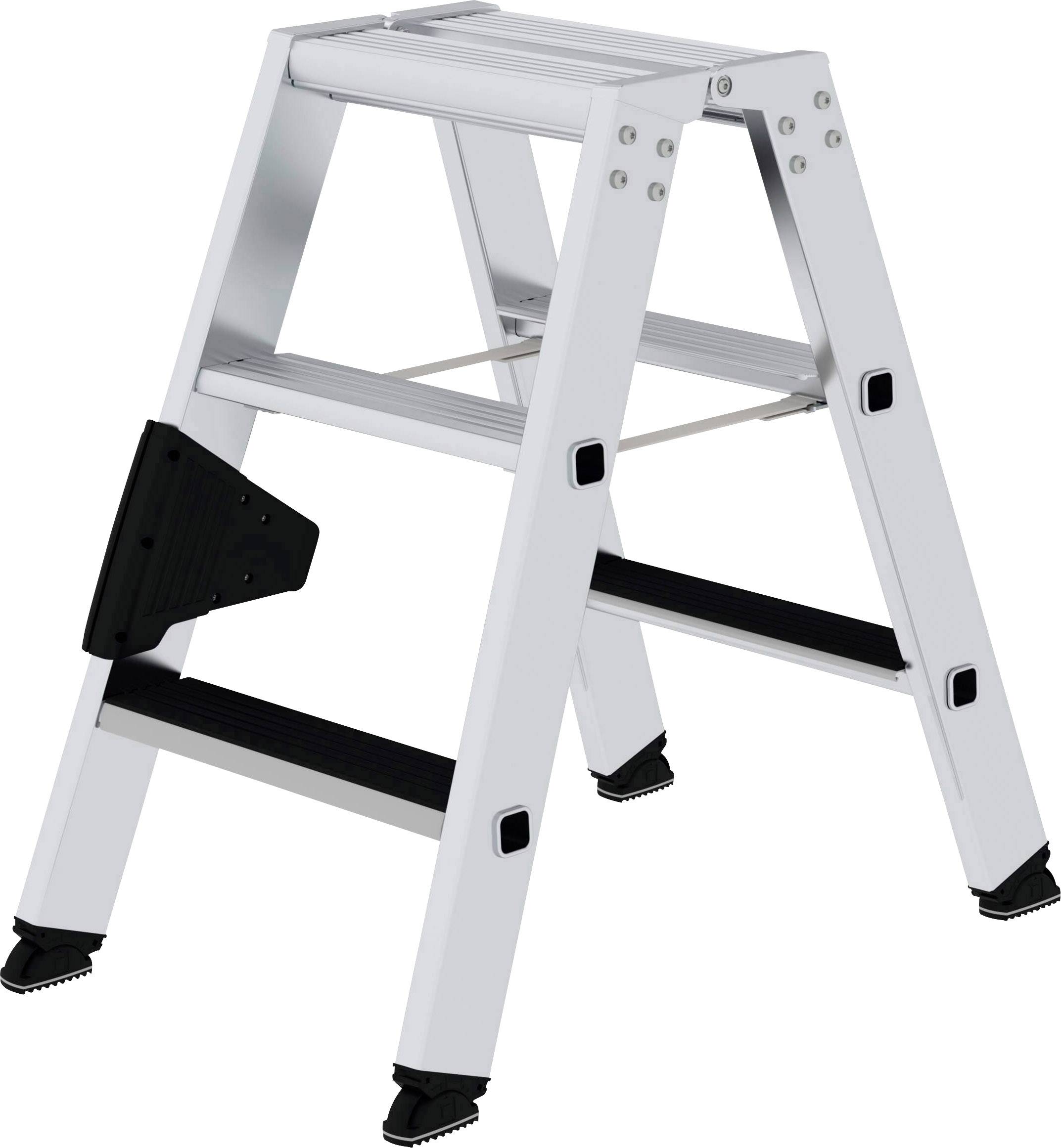 Eine kleine Aluleiter mit vier Stufen und Gummifüßen. Sie steht auf einem weißen Hintergrund.