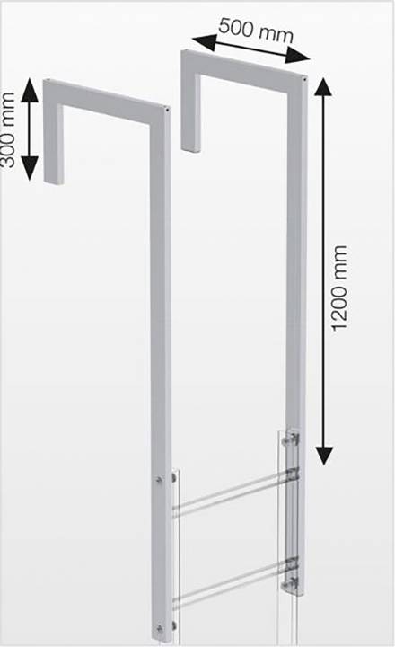 Zwei Metallhalter mit Hakenform. Jeweils 1200 mm lang, 500 mm tief, 300 mm hoch. Auf der Vorderseite zwei horizontale Streben.