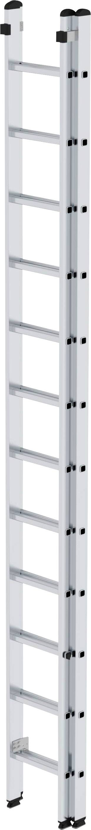 Eine silberne Aluminium-Klappleiter mit mehreren Sprossen, zusammengeklappt, steht vertikal aufrecht.