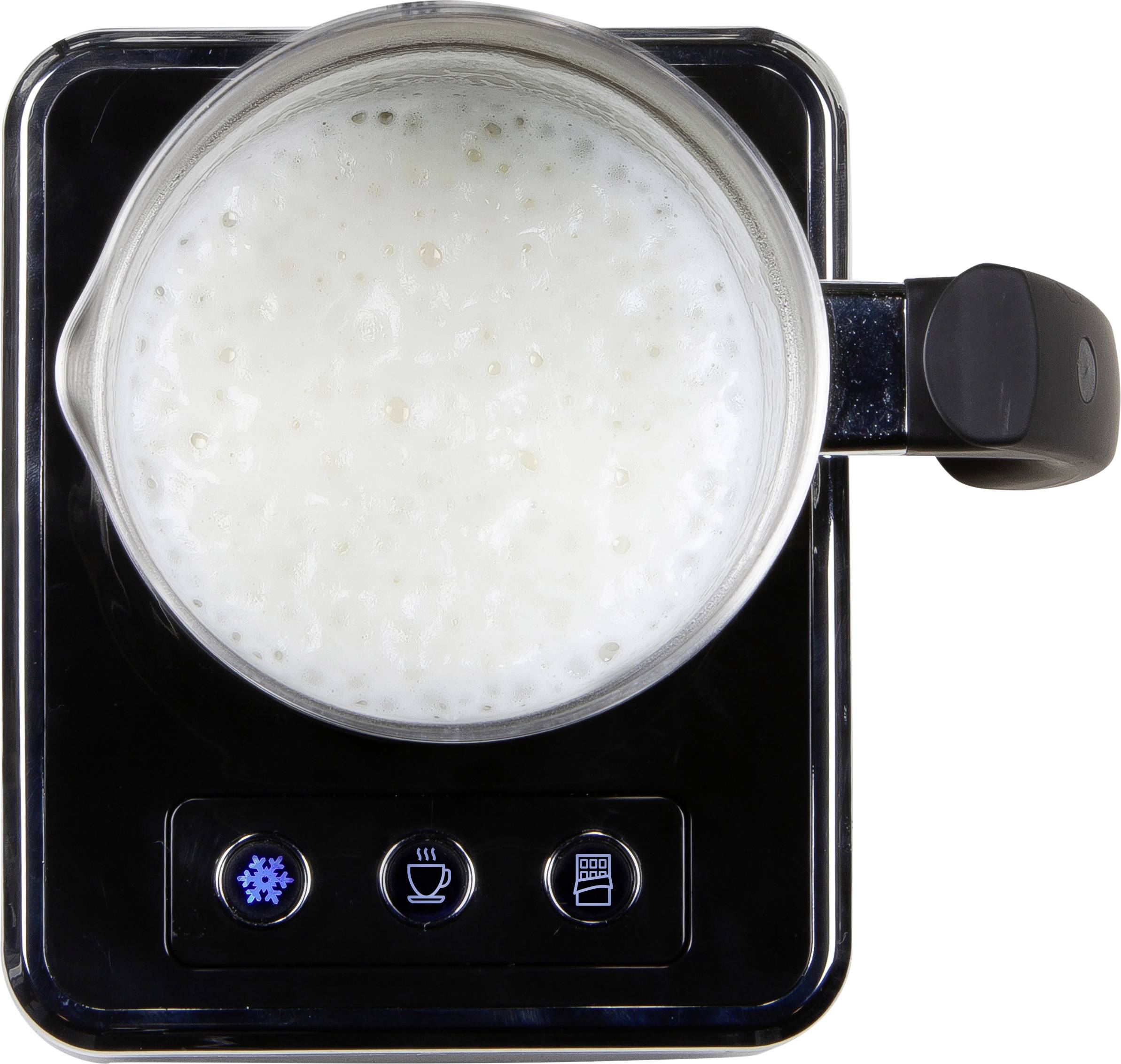 Milchaufschäumer in Aktion: Top-Ansicht eines Milchaufschäumers mit schaumiger Milch im Behälter, schwarzes Bedienfeld mit Symbolen.
