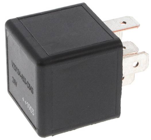 Ein schwarzes elektrisches Relais mit Metallkontakten, von der Seite gezeigt. Es ist mit „24V