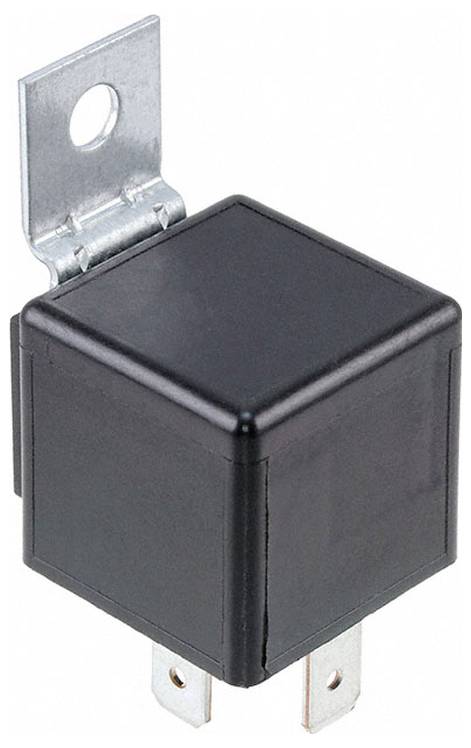 Ein schwarzes, quadratisches Kraftfahrzeug-Relais mit einer Metallmontageklammer und drei sichtbaren Metallanschlüssen an der Unterseite.