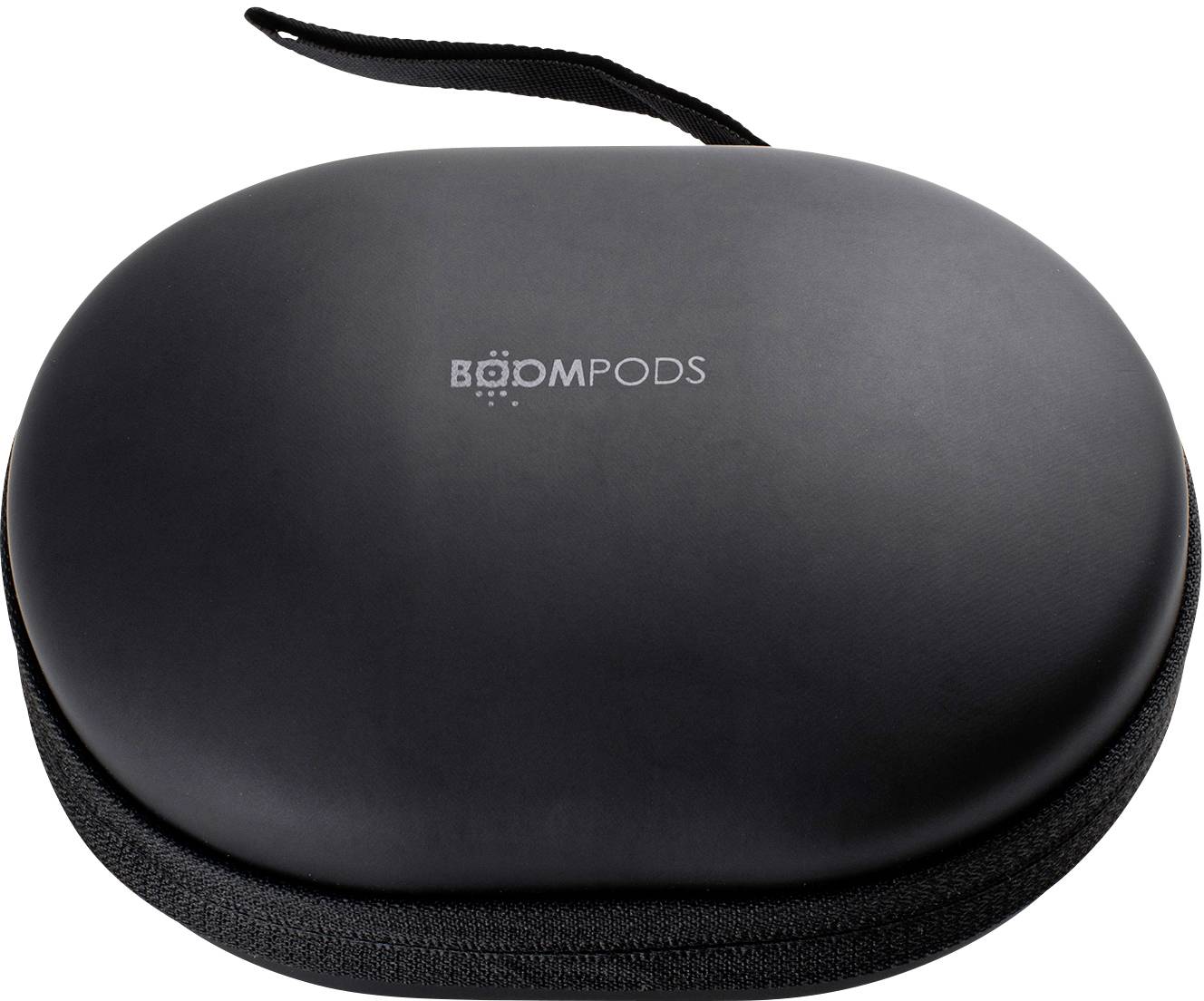 Scheibenförmiges, schwarzes Etui mit Reißverschluss und der Aufschrift BOOMPODS auf der Oberseite. Enthält vermutlich Kopfhörer.