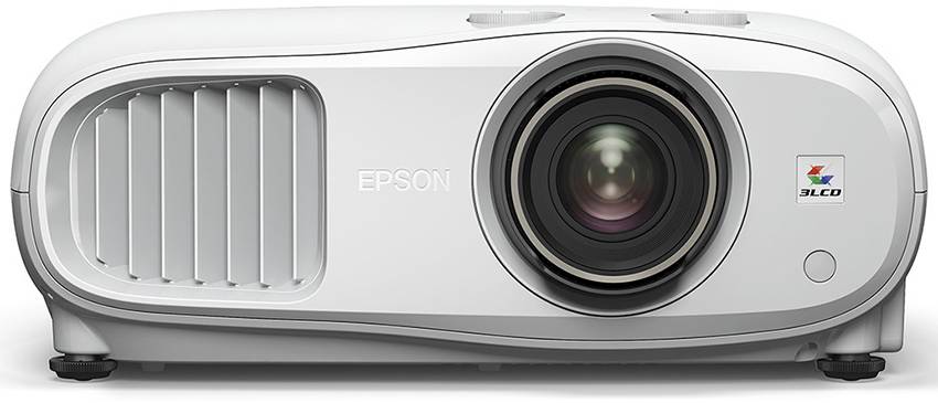Ein weißer Epson-Projektor mit großem Objektiv, links Lüftungsschlitze, rechts das 3LCD-Logo. Gerät ist für Präsentationen geeignet.