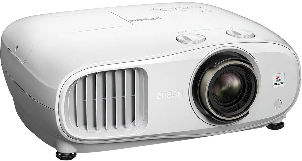 Ein weißer Projektor der Marke Epson mit großem Objektiv auf der Vorderseite. Geeignet für Heimkino- oder Präsentationseinsatz.