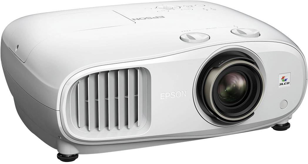 Ein weißer Projektor mit großem Objektiv und Lüftungsschlitzen an der Seite, auf einem Tisch platziert. Markenname 'Epson'.
