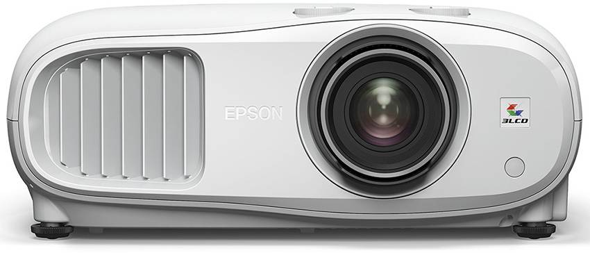 Weißer Epson-Projektor mit großem Objektiv in der Mitte, Modellbezeichnung '3LCD', geeignet für Präsentationen und Heimkino.