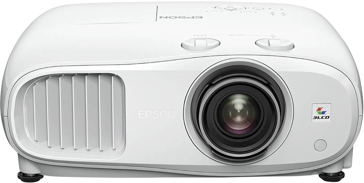 Ein weißer Projektor der Marke Epson, Modell '3LCD', zeigt hervorstehende Linse und Lüftungsschlitze. Er ist zur Präsentation von Bildern geeignet.