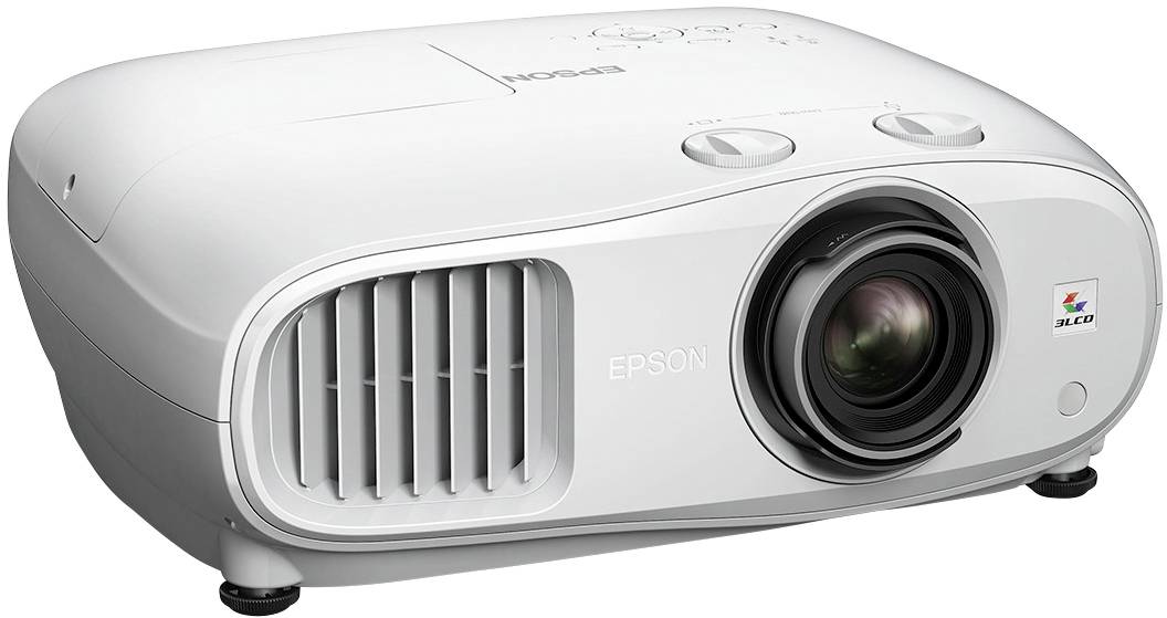 Ein weißer Projektor mit großem Objektiv und Lüftungsschlitzen an der Seite. Markenname 'Epson' ist sichtbar auf der Oberseite.