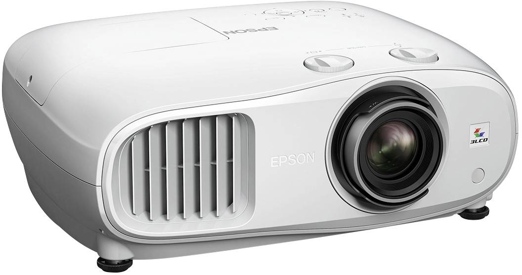 Weißer Epson-Projektor mit Lüftungsschlitzen links und großem Objektiv rechts, geeignet für Heimkino oder Präsentationen.