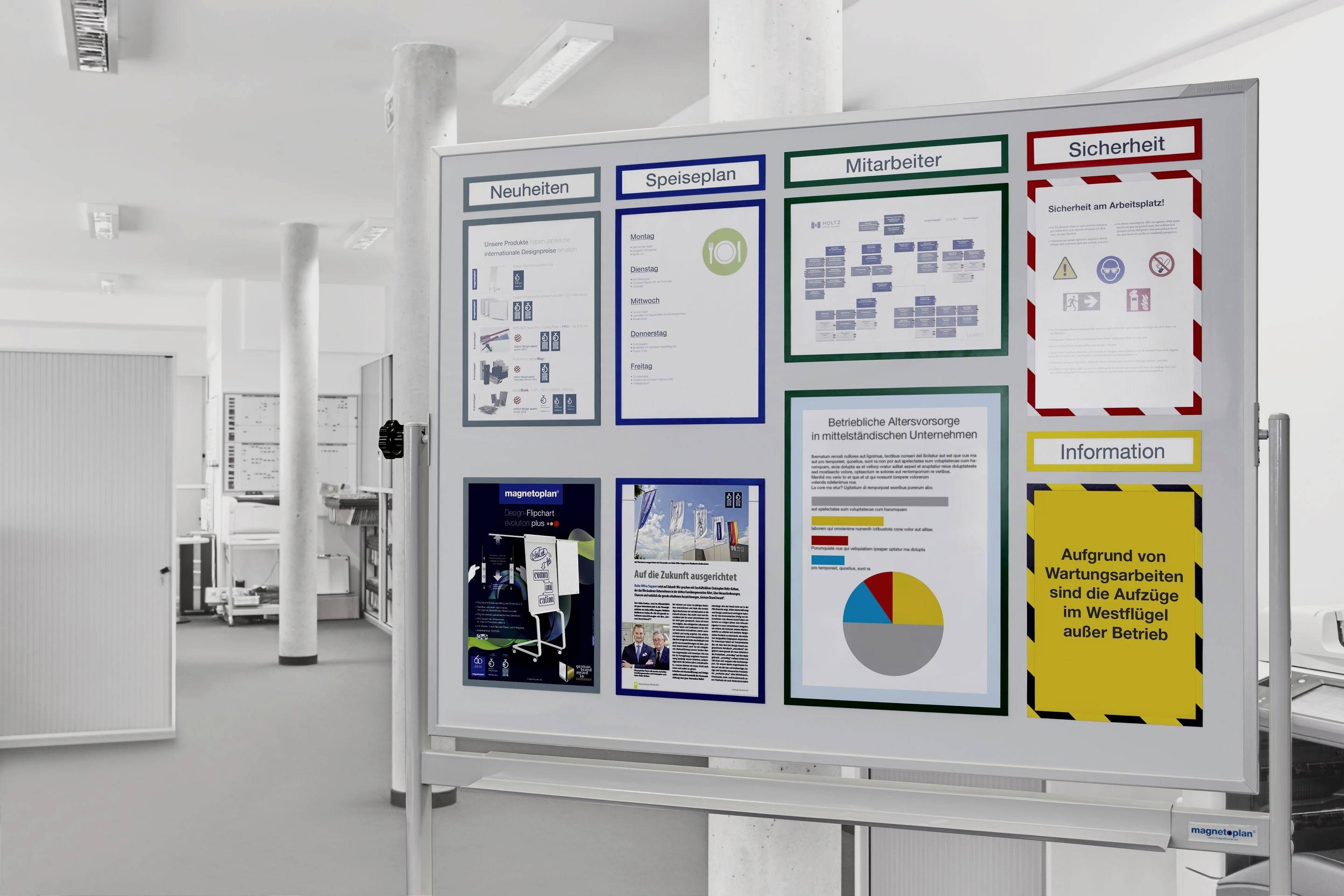 Mehrere Informationsplakate an einer Pinnwand in einem Büro mit den Themen 'Neuheiten', 'Speiseplan', 'Mitarbeiter' und 'Sicherheit'.