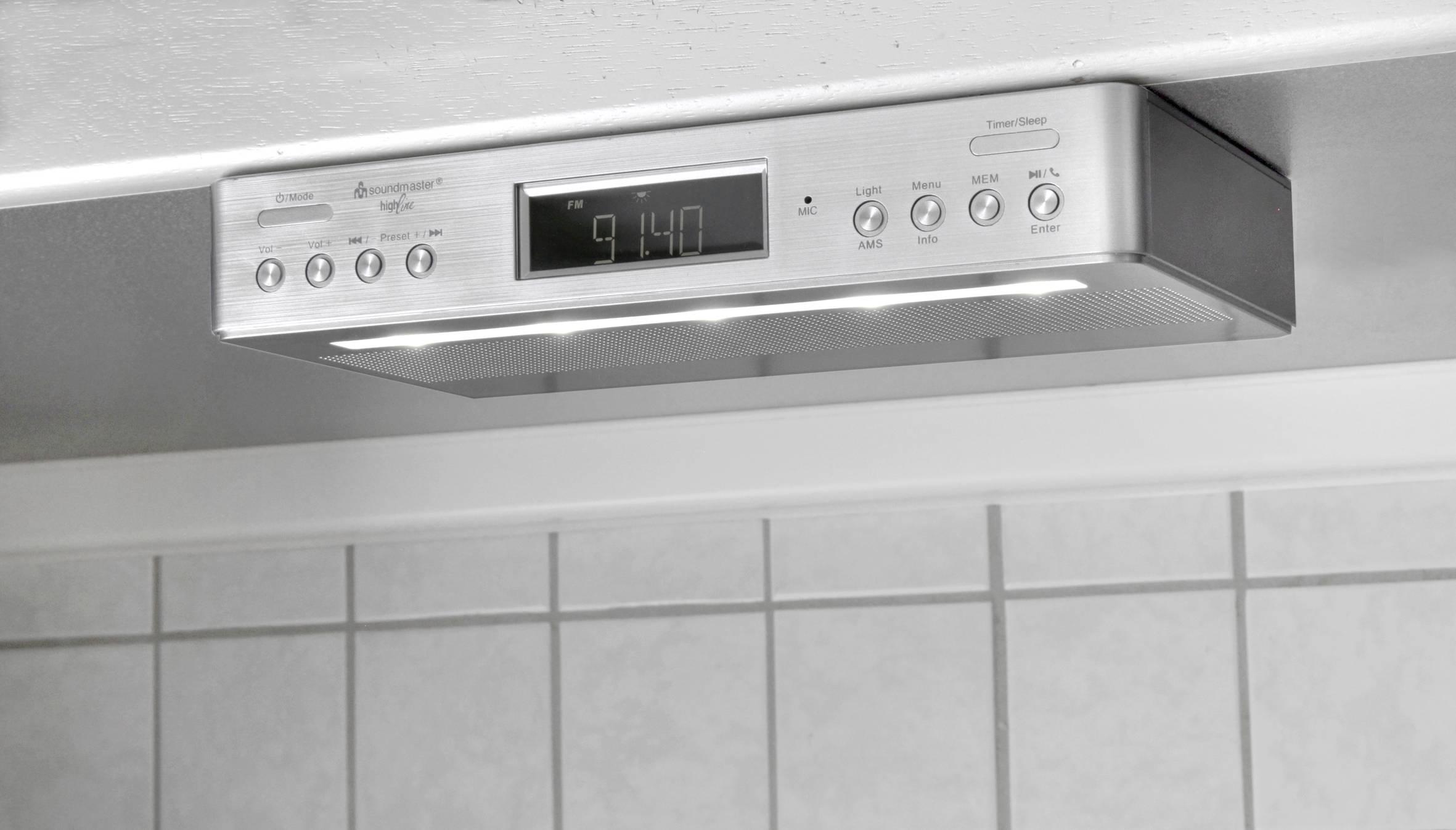 Ein silbernes Küchengerät mit digitalem Display zeigt '9:40'. Es hat mehrere Tasten und ist unter einem Regal montiert.