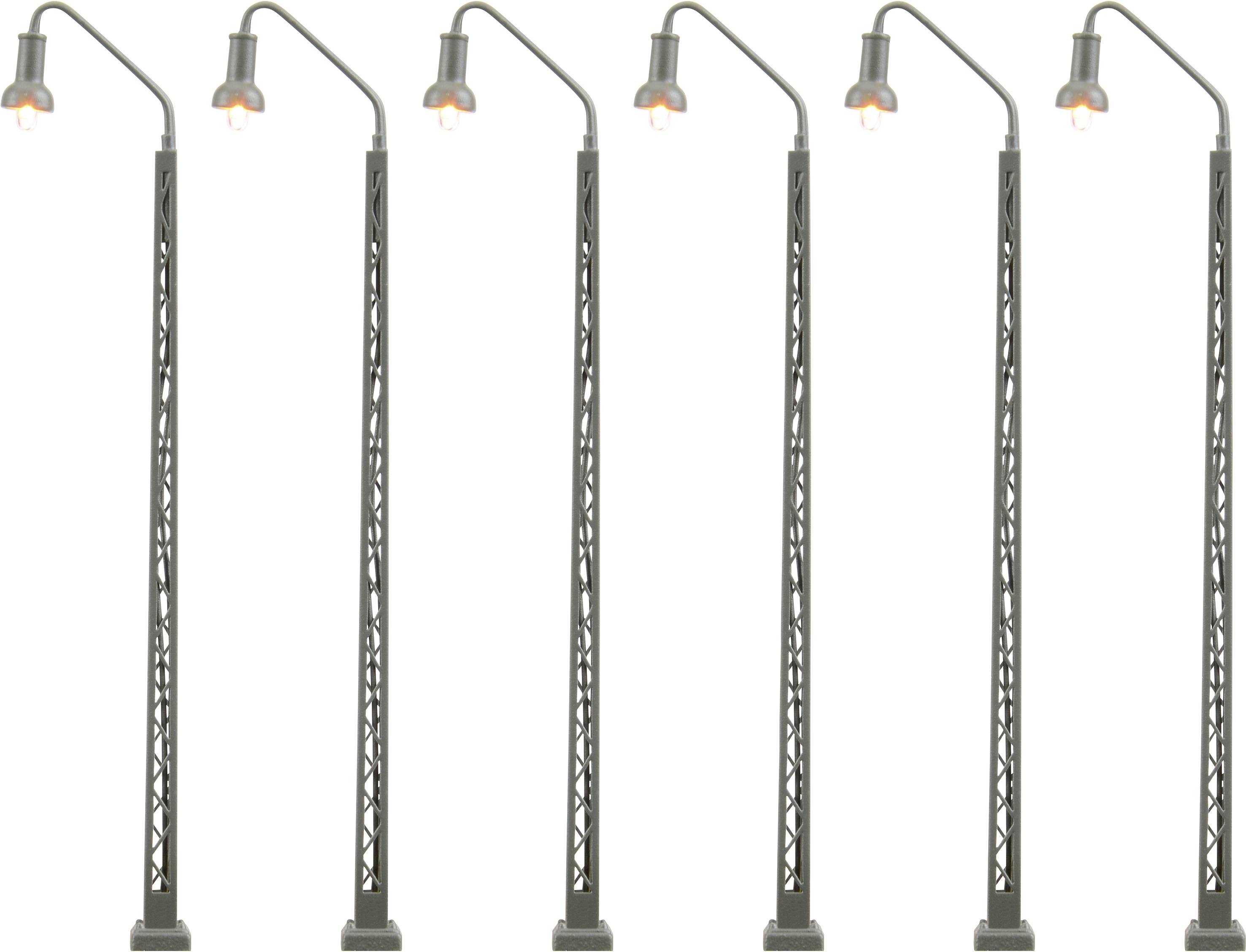 Sechs identische, hohe Straßenlaternen mit Metallstruktur und gewölbtem Arm, gleichmäßig nebeneinander aufgestellt.