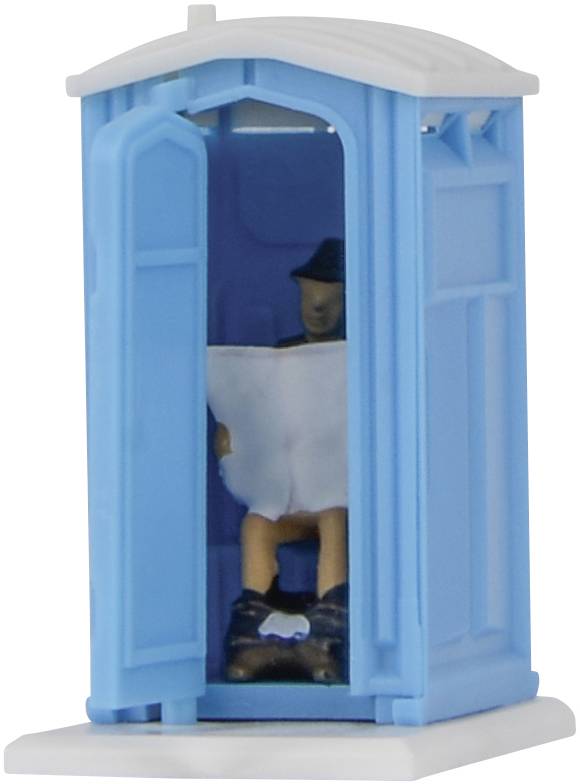 Eine Miniaturfigur sitzt in einem blauen mobilen Toilettenhäuschen, hält eine Zeitung und trägt einen Hut.