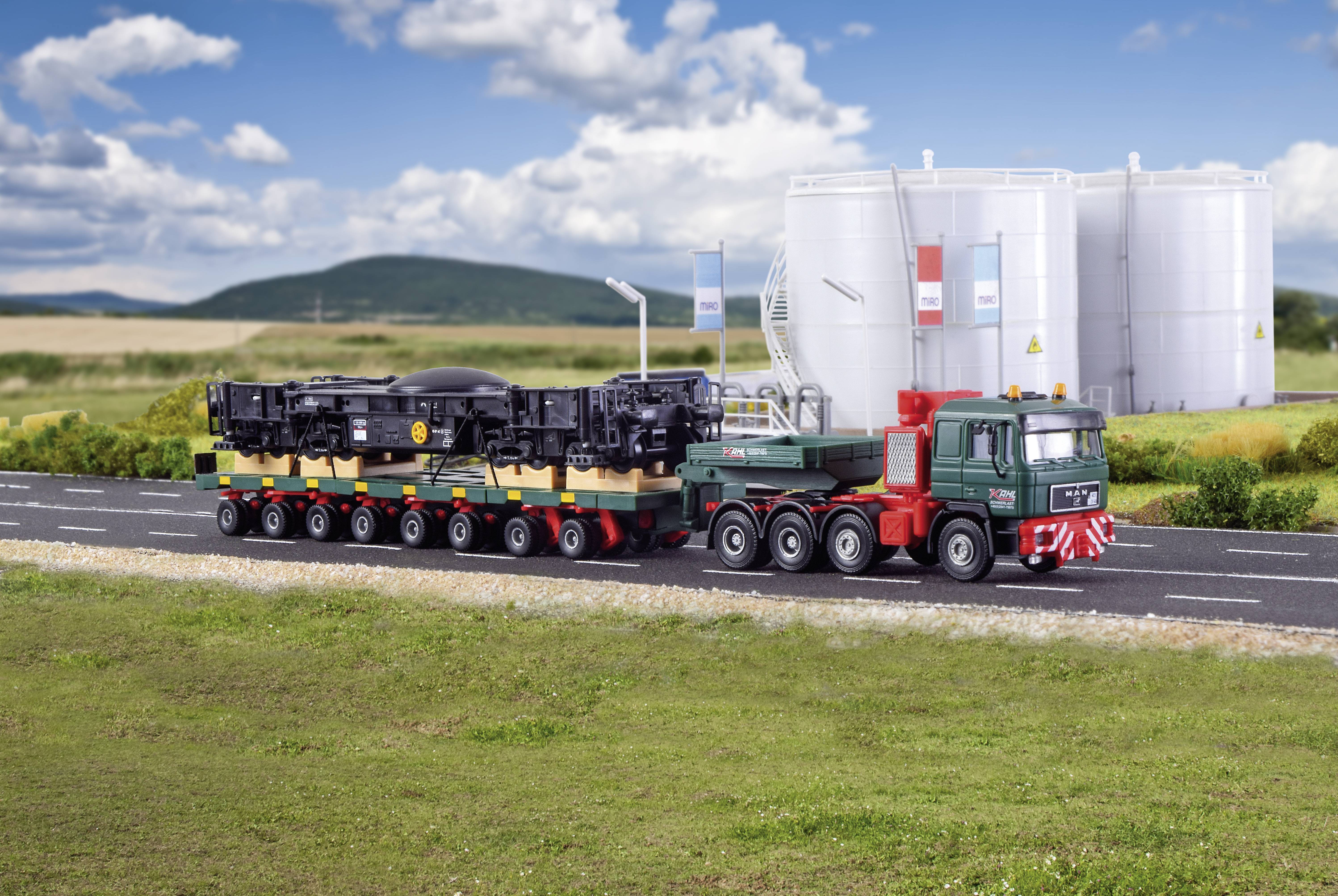 Kibri 13601 H0 LKW Modell MAN SK mit Scheuerle Plattformwagen mit Schienenkran-Unterteil