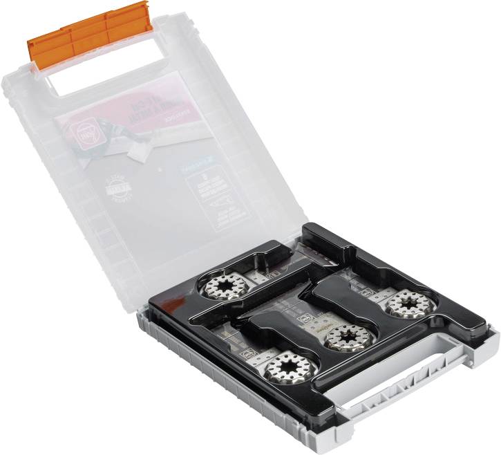 Offene Plastikbox mit verschiedenen Sägeblättern und Zubehörteilen. Die Teile sind sorgfältig in Fächern angeordnet.