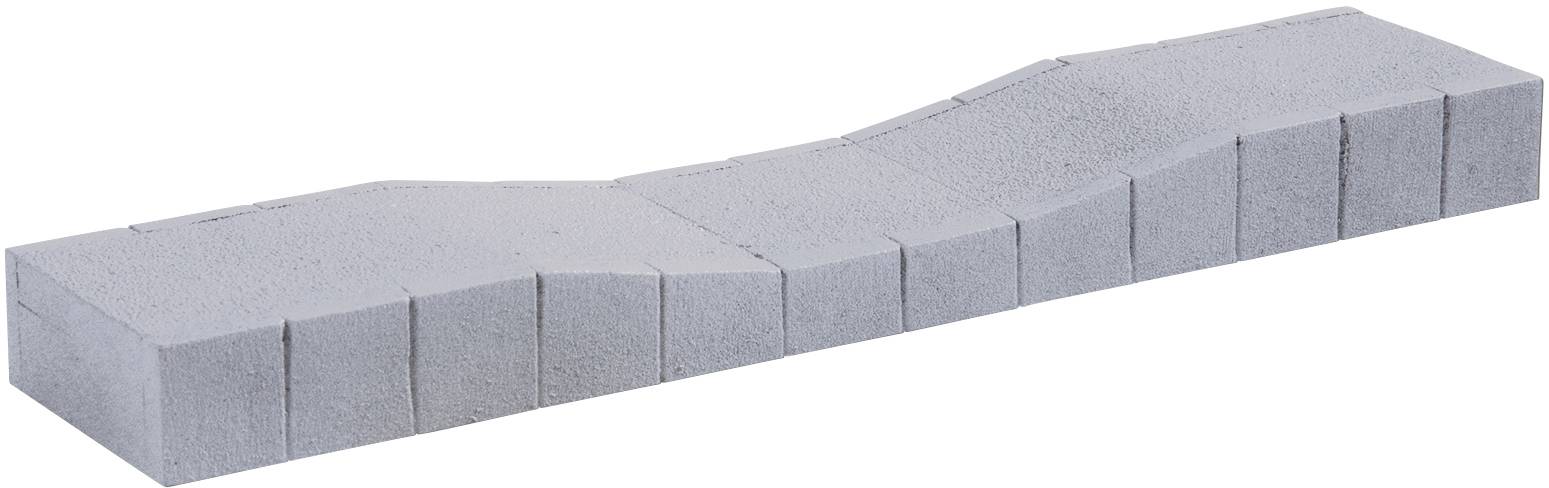 Beton-Bordsteinstein mit abgeschrägter Oberfläche zur Schaffung einer sanften Kurve in Gehwegen oder Straßen.