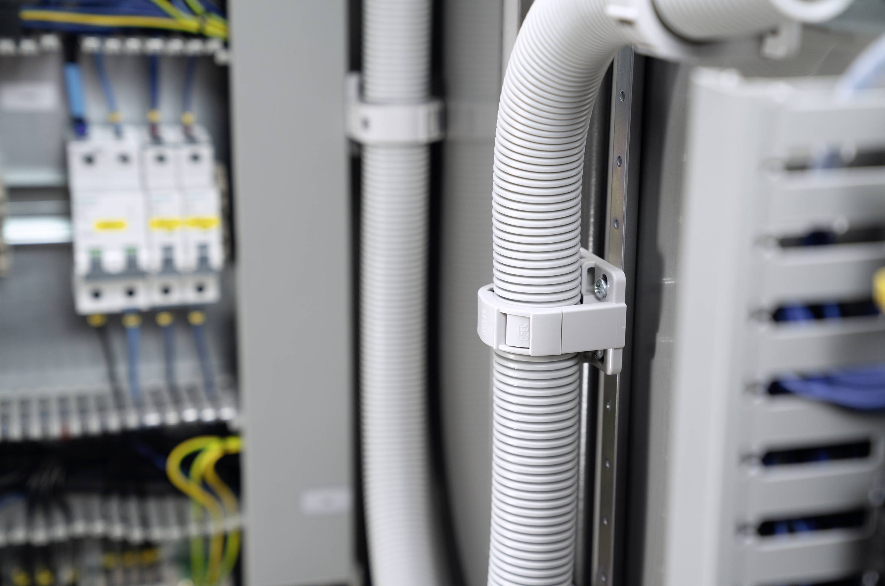 Ein Elektriker installiert neue Kabel in einem Verteilerkasten.