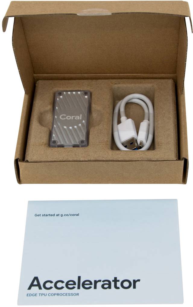 In einer offenen Kartonverpackung befinden sich ein Coral Edge TPU Beschleuniger und ein USB-Kabel. Unten liegt eine Anleitung.