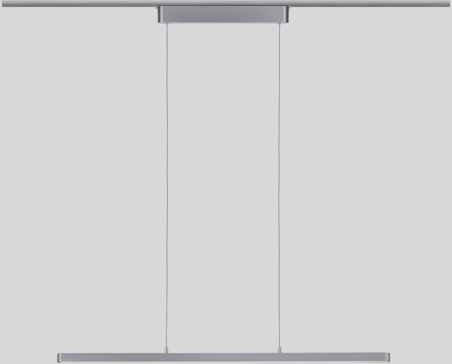 Eine schlanke, moderne Hängelampe aus silbernem Metall mit schlichtem Design, hängt an zwei dünnen Kabeln von einer Deckenhalterung.