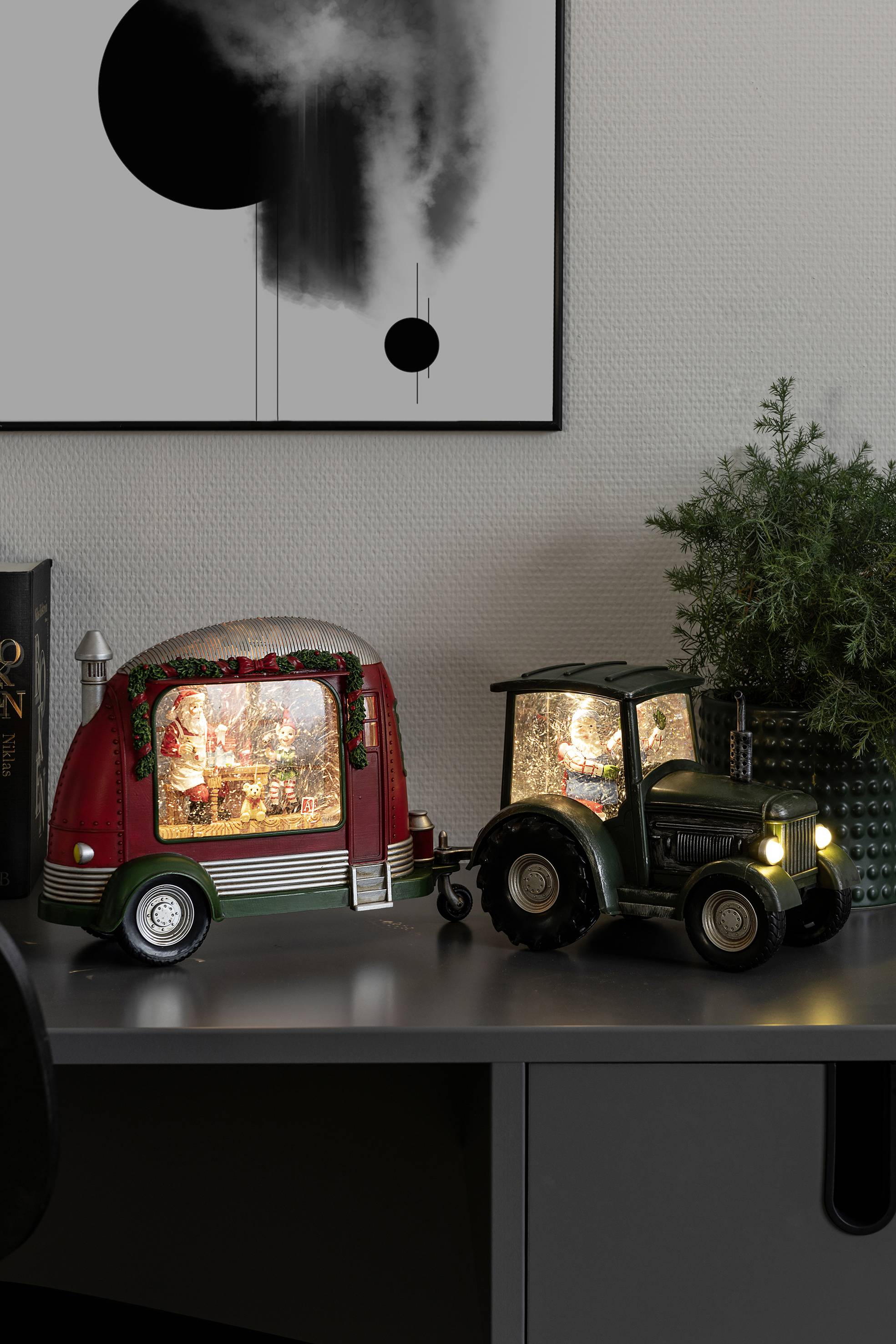 Konstsmide 4385-900 LED-Szenerie Traktor Warmweiß, Mehrfarbig LED Grün beschneit, mit Wasser gefüllt, Timer, mit Schalter