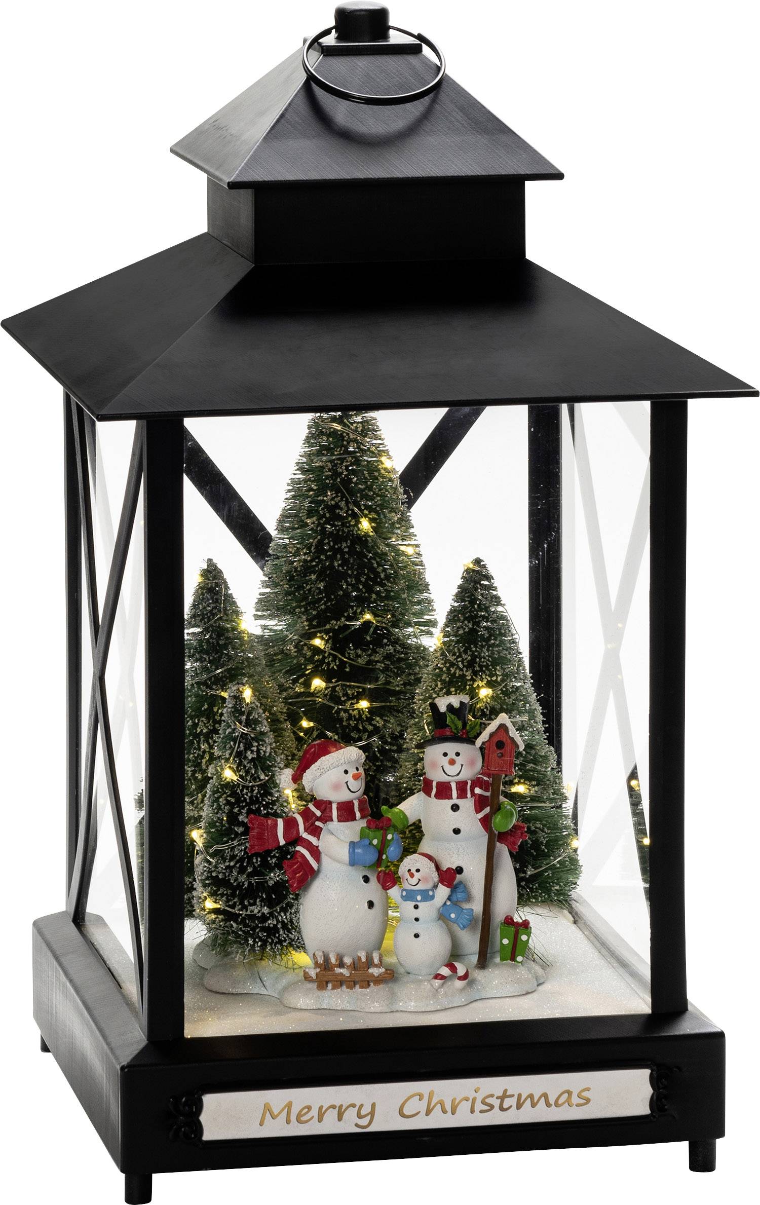 Schwarze Laterne mit Schneemann-Figuren, geschmückt mit bunten Schals, neben Tannenbäumen. Unten ein Schild mit 'Merry Christmas'.