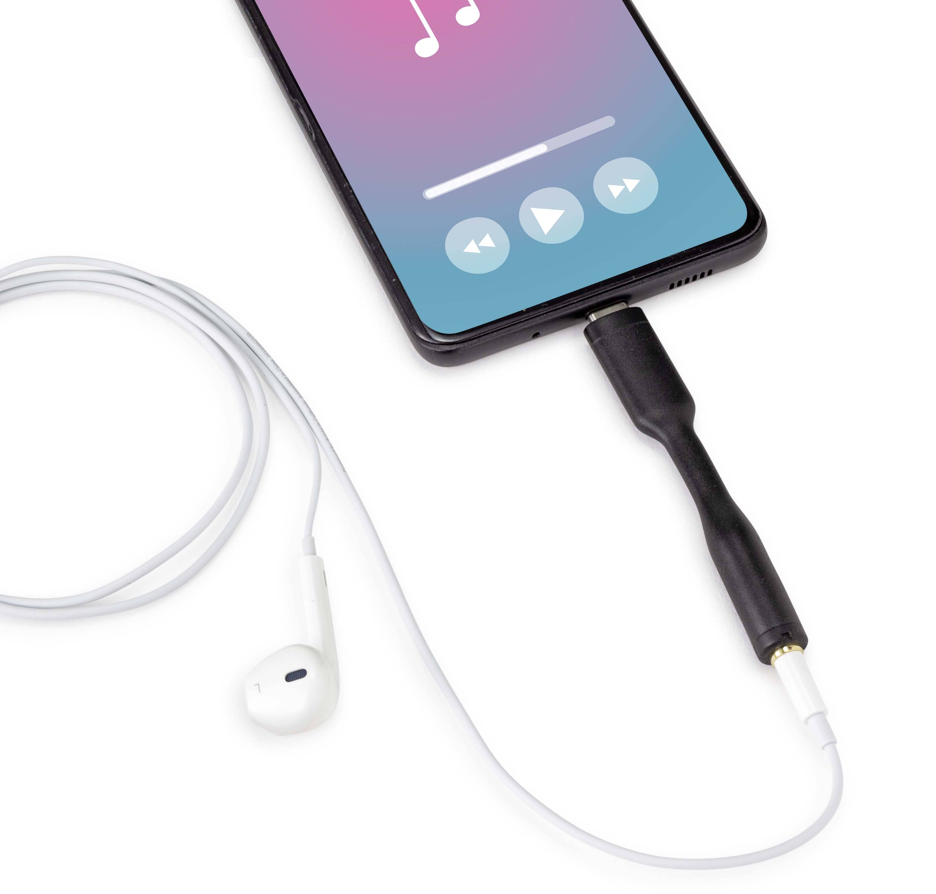 Smartphone mit Musik-Player-Display ist über Adapter mit kabelgebundenen weißen Kopfhörern verbunden, bereit für Musikwiedergabe.
