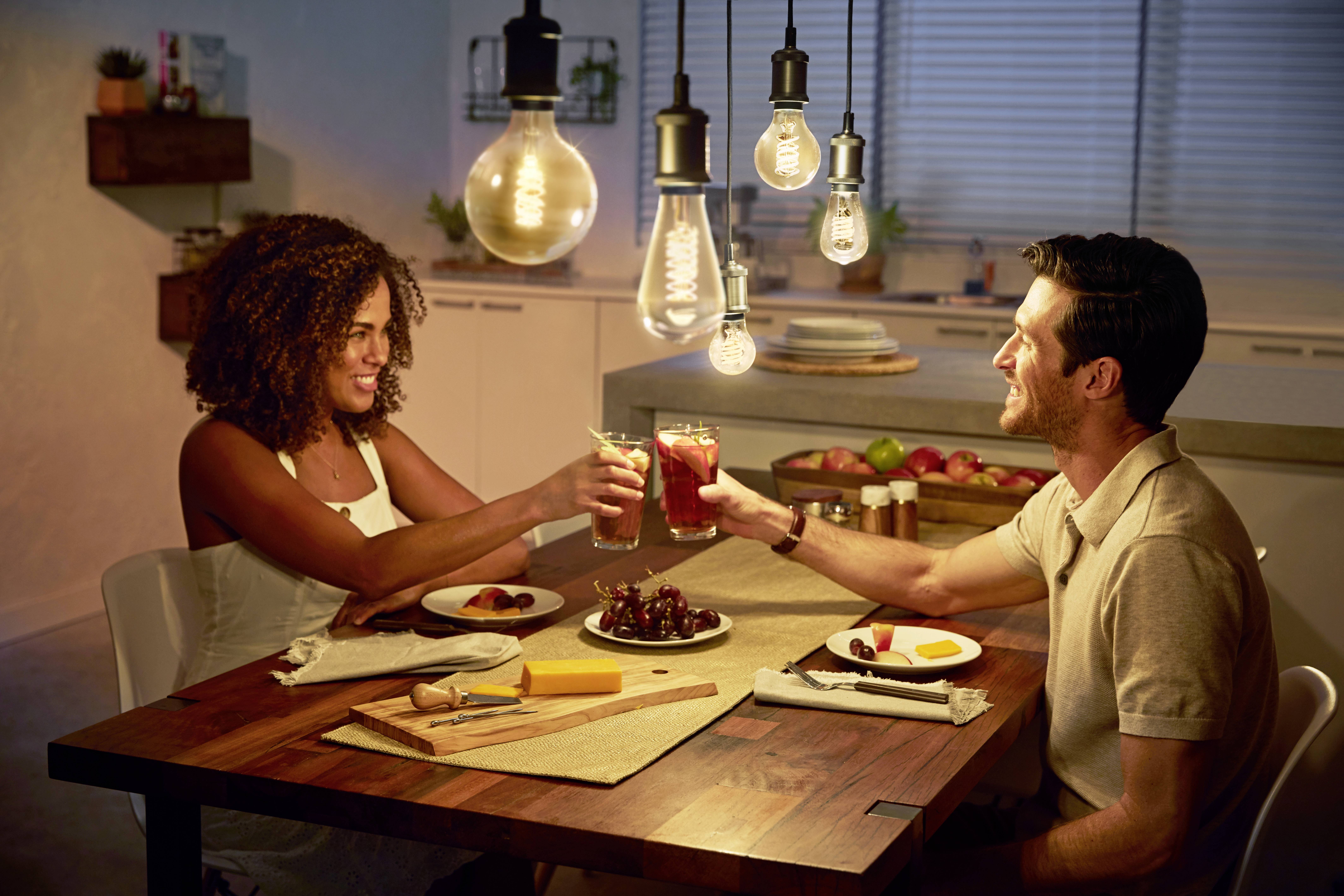 Philips LED LED-Leuchtmittel 27917900 EEK: G (A - G) White E27 7 W Warmweiß