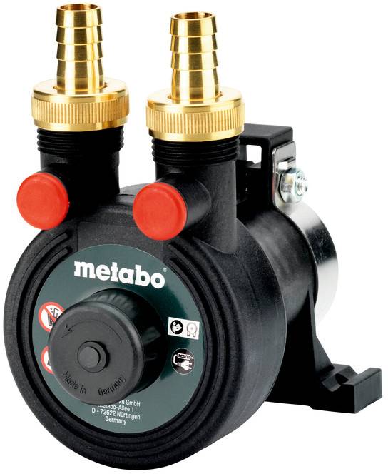Schwarze Metabo-Pumpe mit zwei Messingschlauchkupplungen und roten Kappen, abgebildet auf weißem Hintergrund.