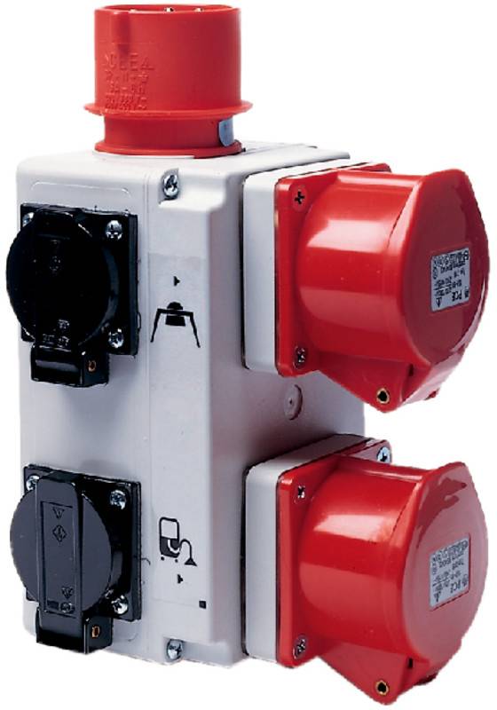 Industrie-Steckdosenkasten mit roten und schwarzen Stromsteckdosen und Steckern, die auf einem weißen Gehäuse montiert sind.