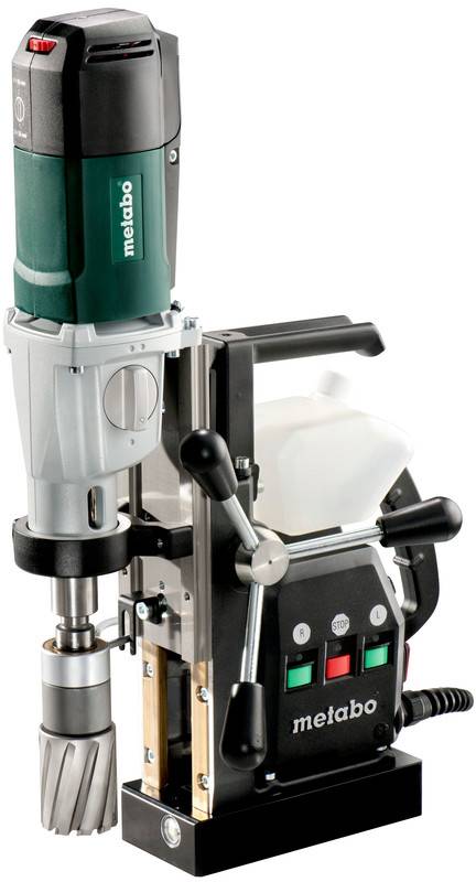 Metabo-Magnetbohrmaschine mit dreiarmigem Vorschubgriff, Werkzeughalter und Bedienfeld, abgebildet auf weißem Hintergrund.