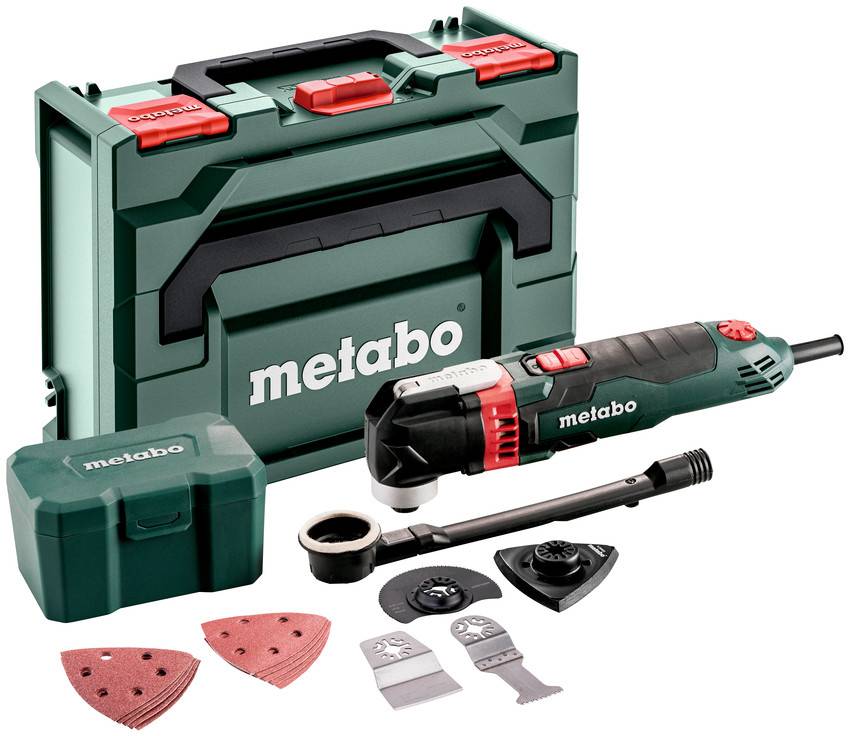 Metabo Akku-Multitool-Set mit Transporttasche, Akku, Schleiftellern und Schneidzubehör auf weißem Hintergrund angeordnet.