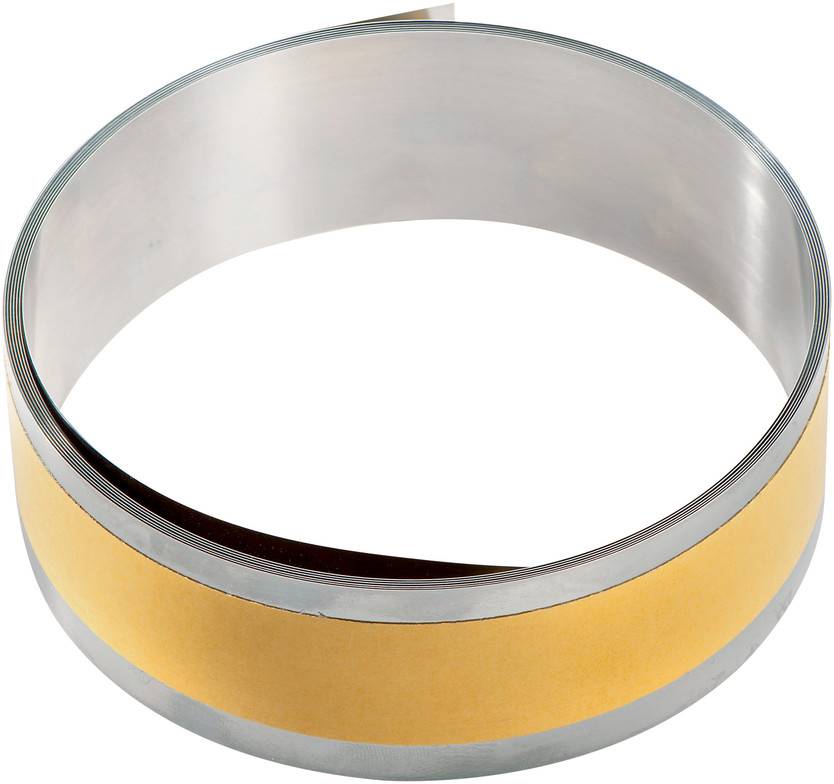 Metallring mit einem Goldband und silbernen Kanten, isoliert auf weißem Hintergrund dargestellt.
