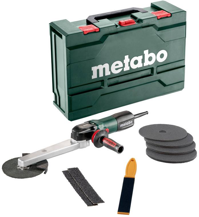 Metabo-Werkzeugsatz mit grünem Transportkoffer, Winkelschleifer-Aufsatz, vier Schleifteller und zwei Schleifstreifen auf weißem Hintergrund.