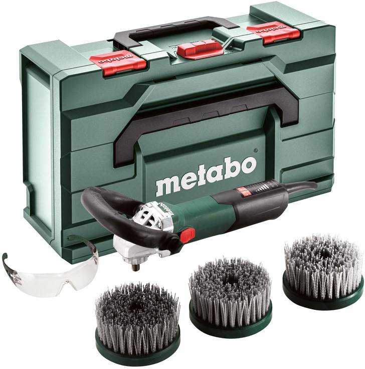 Metabo-Elektrowerkzeug-Set mit grünem Transportkoffer, Winkelschleifer, Schutzbrille und drei Drahtbürsten auf weißem Hintergrund.