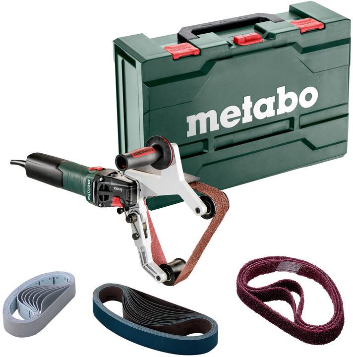 Metabo Elektroschliff-Bandschleifer-Set mit Transportkoffer, Zusatzgriff und drei Schleifbändern auf weißem Hintergrund.
