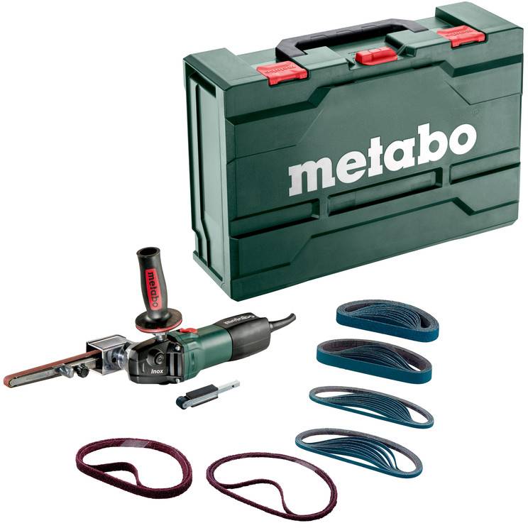Metabo Elektrowerkzeug-Set mit grünem Transportkoffer, tragbarer Schleifer, Schleifbänder und Zubehör auf weißem Hintergrund angeordnet.