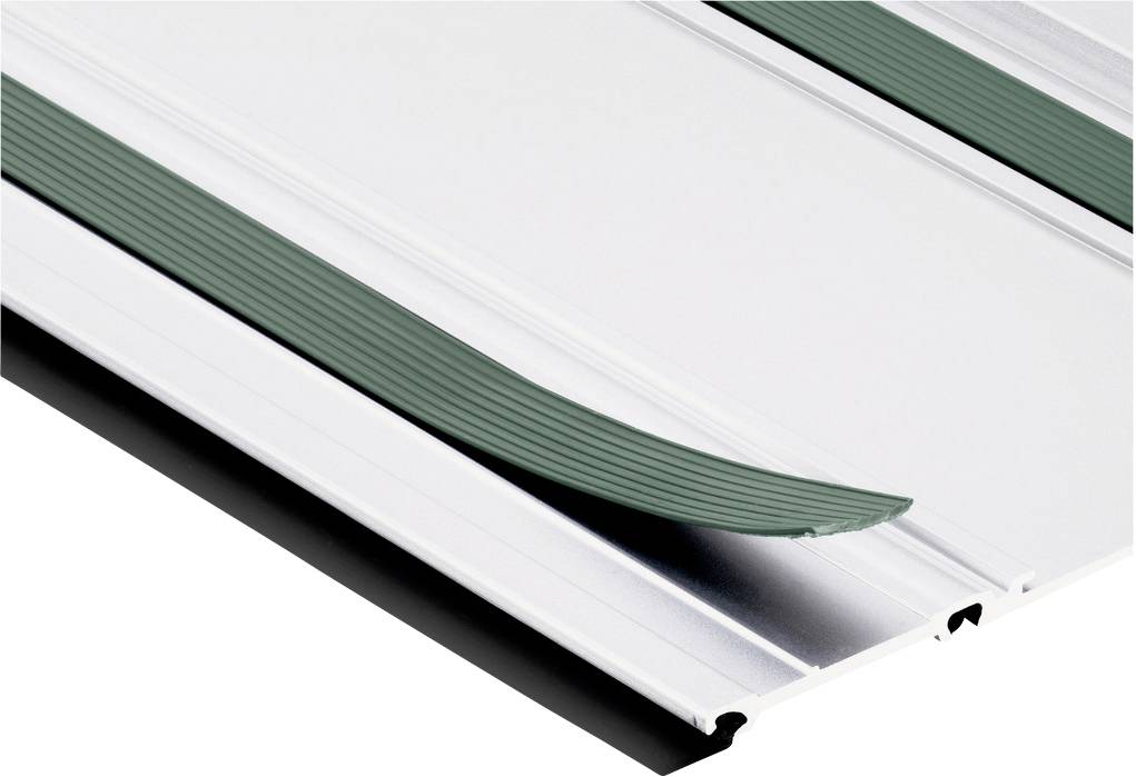 Nahaufnahme eines weißen Metallpanels mit zwei grünen gerippten Streifen, wobei ein Streifen an der Kante nach oben gebogen ist.