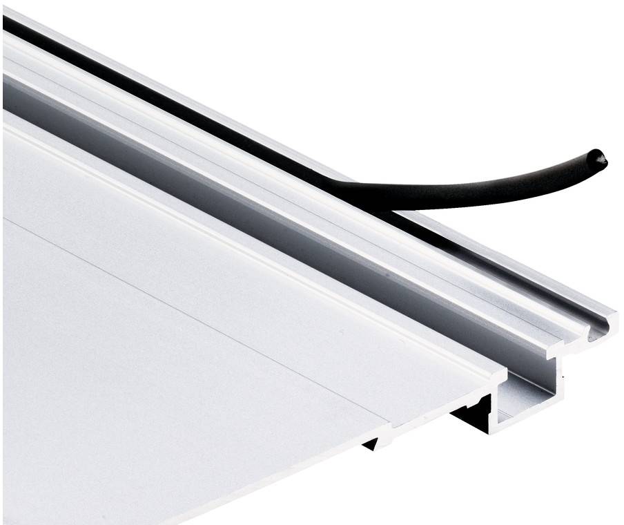 Schwarzes Kabel durch einen Aluminiumlinearkanal über einem weißen Panel verlegt, zeigt eine verdeckte Kantenbeleuchtungs- oder Blendkoffersinstallation.