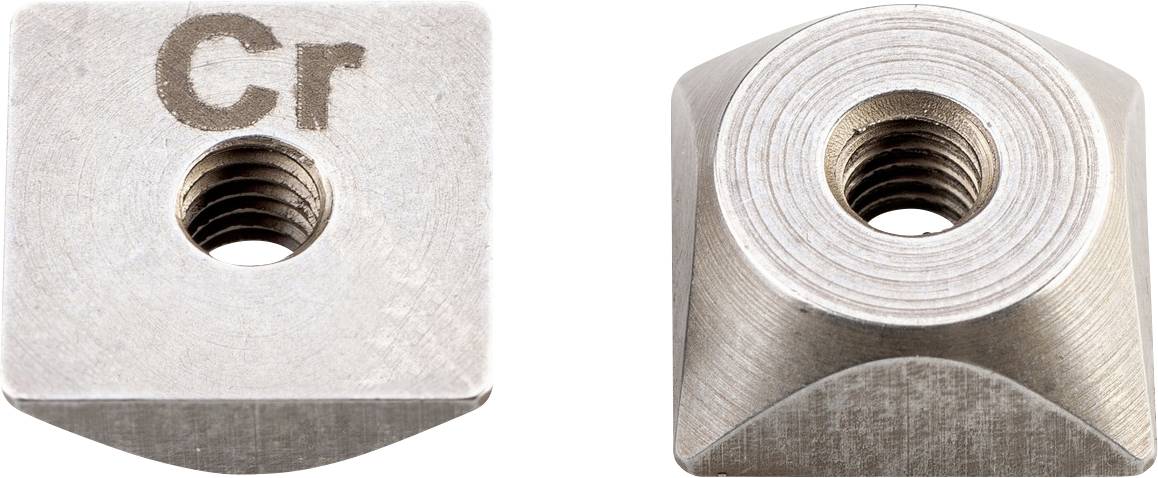 Zwei Nahaufnahmen eines Metallgewindestücks oder einer Mutter, die das zentrale Loch von vorne und aus einem schrägen Winkel zeigen.