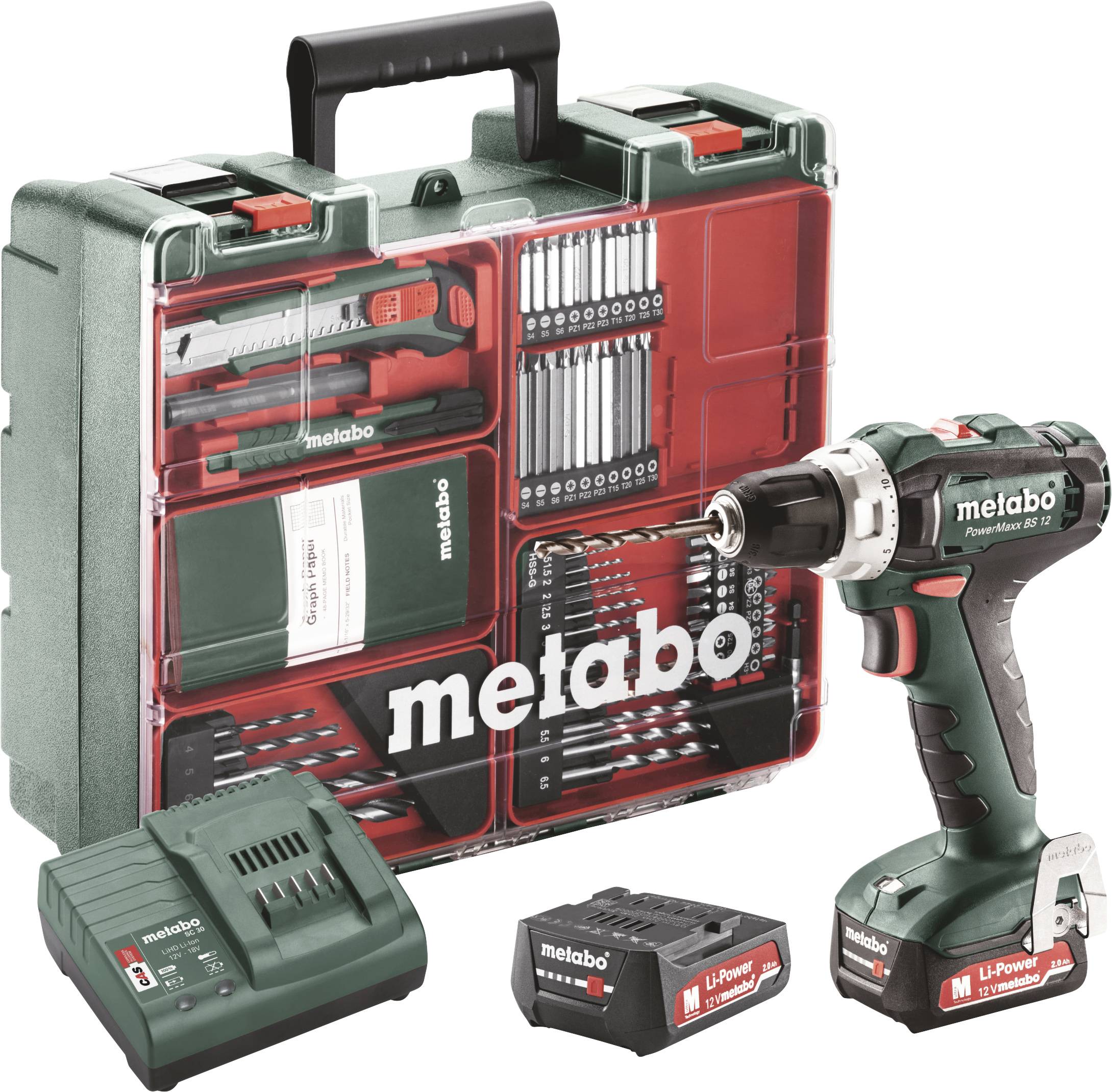 Grüner Akkubohrschrauber von Metabo mit Ladegerät und Ersatzakku vor einem Koffer mit verschiedenen Werkzeugen und Zubehör.