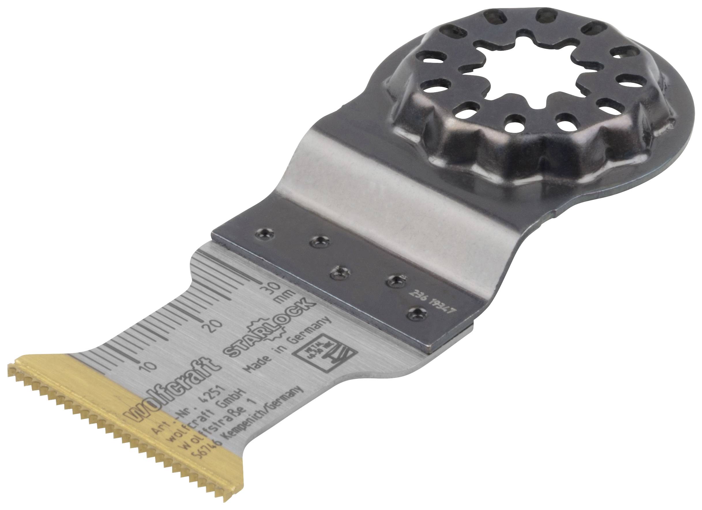 Ein oszillierendes Multitool-Sägeblatt mit goldfarbener Zahnspitze. Markierungen zeigen Längenangaben. Hergestellt in Deutschland.