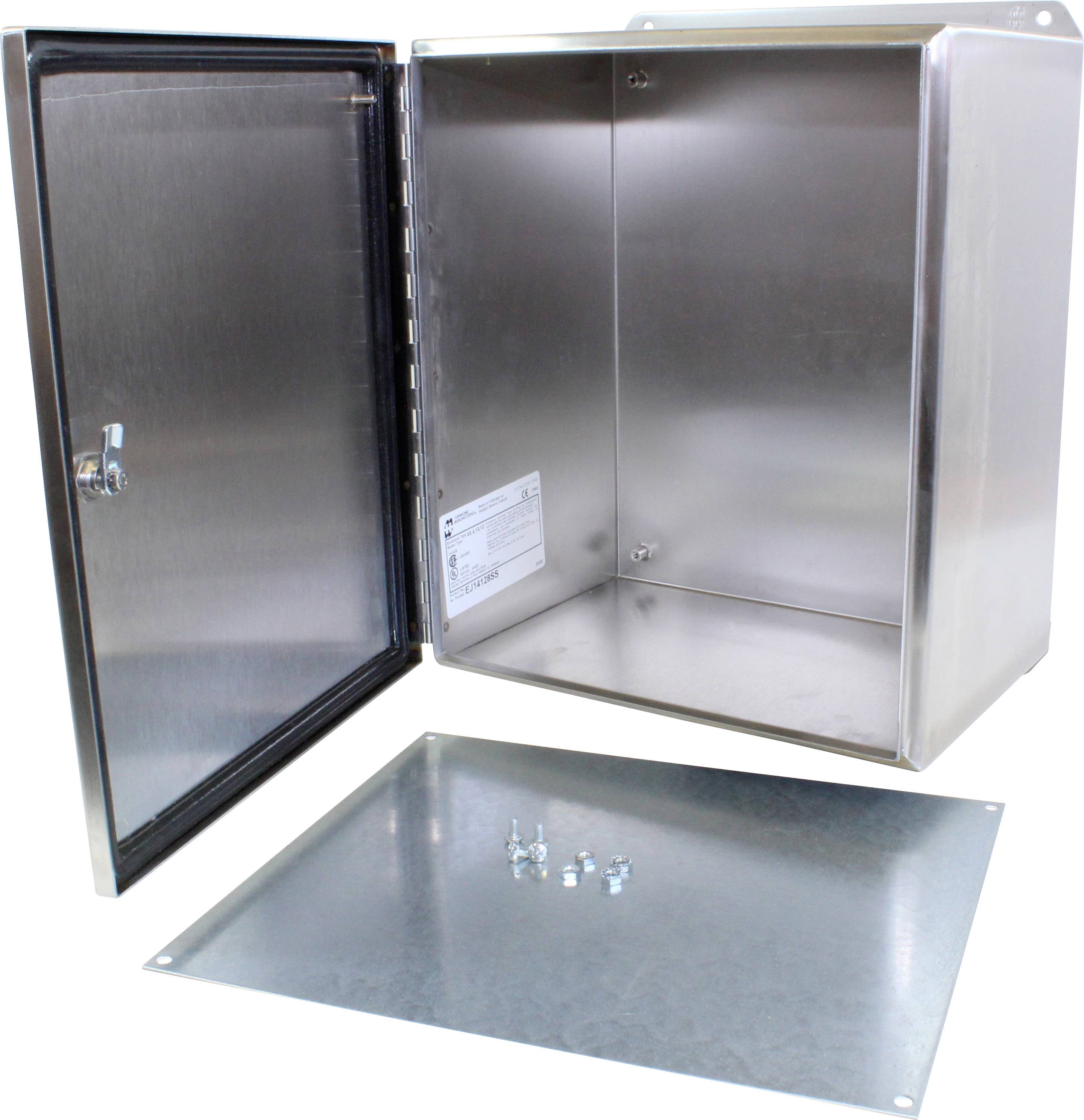 Metallischer Schrank mit geöffneter Tür, zeigt Innenraum und abnehmbare Rückwand, daneben vier Schrauben.