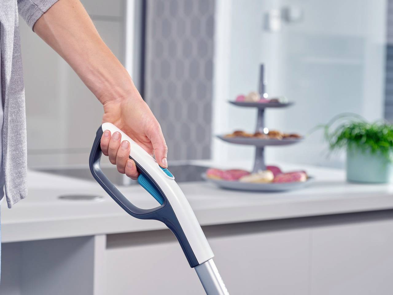 Leifheit Regulus Aqua PowerVac 11922 Nass-/Trockensauger herausnehmbarer Wassertank, kabellos, Standfunktion, Selbstreinigungsfunktion