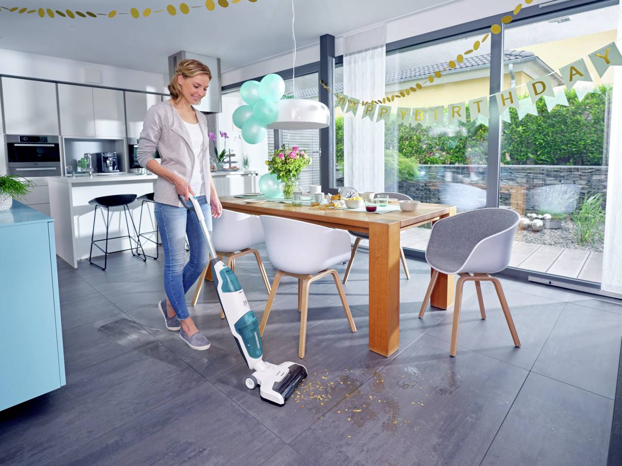 Leifheit Regulus Aqua PowerVac 11922 Nass-/Trockensauger herausnehmbarer Wassertank, kabellos, Standfunktion, Selbstreinigungsfunktion