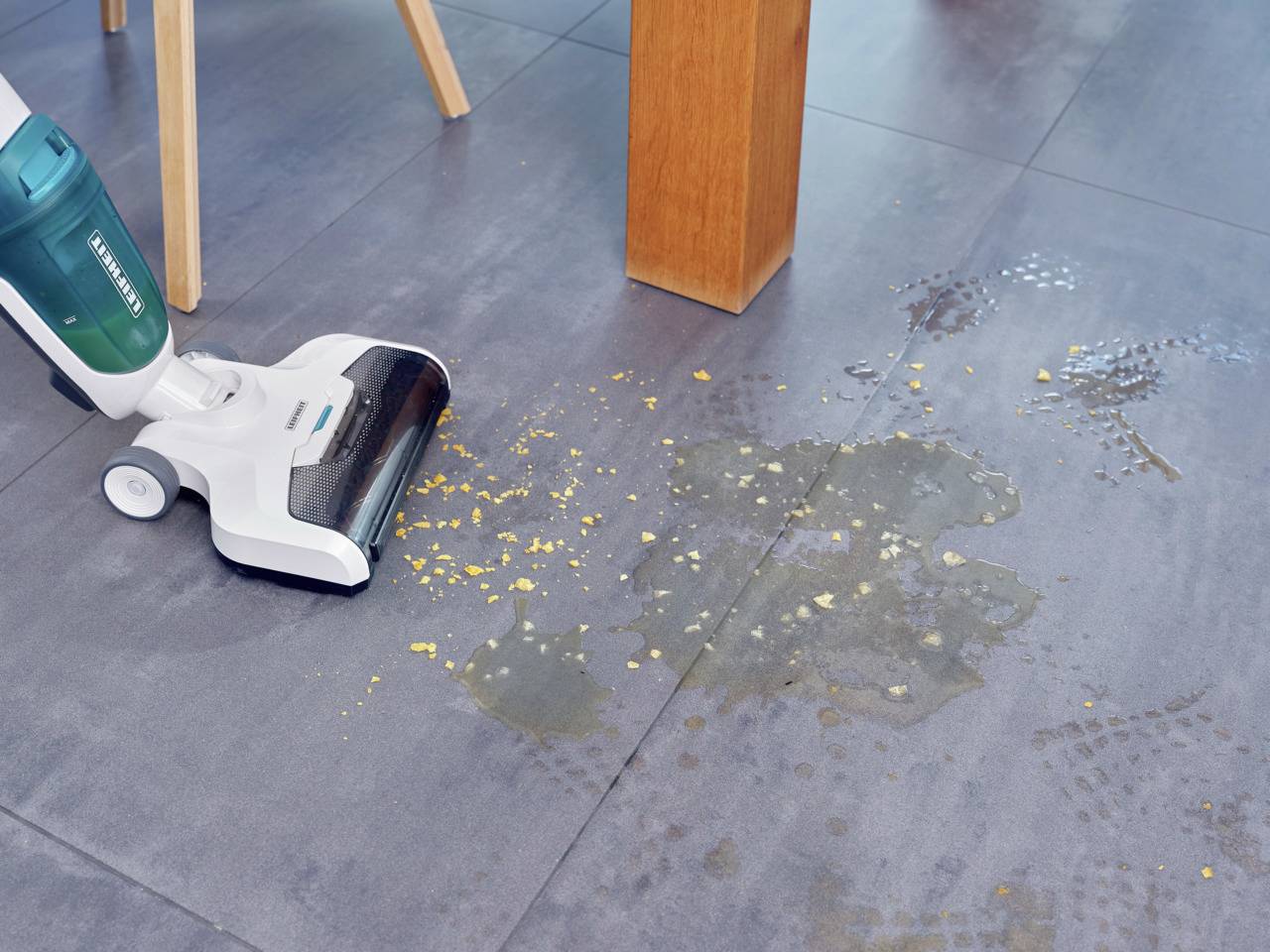 Leifheit Regulus Aqua PowerVac 11922 Nass-/Trockensauger herausnehmbarer Wassertank, kabellos, Standfunktion, Selbstreinigungsfunktion